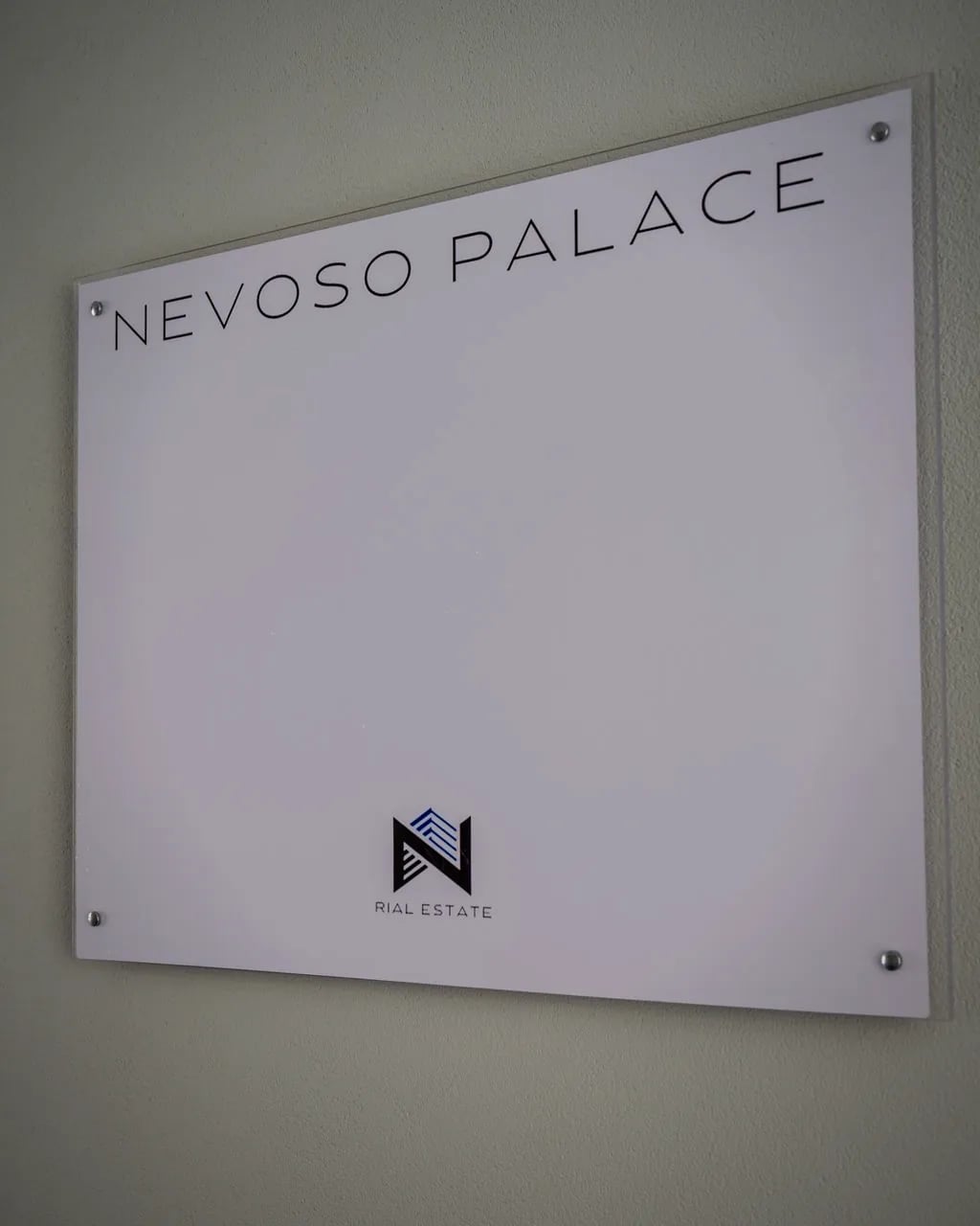 Targa Nevoso Palace all’ingresso del palazzo di via Monte Nevoso