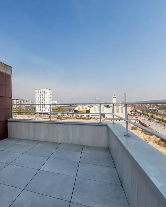 Terrazzo privato dell’attico di via Fubini a Milano