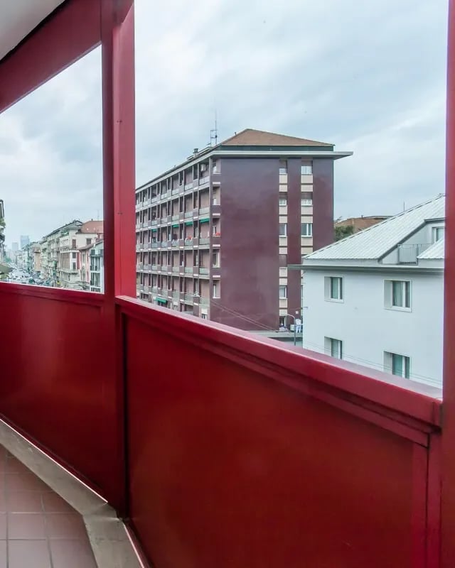 Balcone di un appartamento Rial Estate a Città Studi con vista sui palazzi
